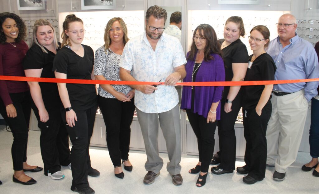 Chamber ribbon cutting Vision Care of Maine to new DF